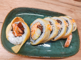 Uramaki:  Krewetka w tempurze z sałatką surimi w omlecie