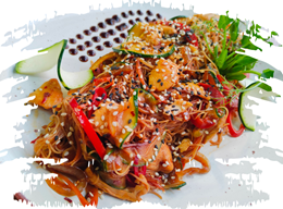 Makaron Funchoza z kurczakiem i warzywami 