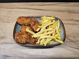 Pikantne skrzydełka z frytkami 6 szt. 