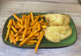 Chrupiące kurczaczki z frytkami z batatów i sosem śliwkowym