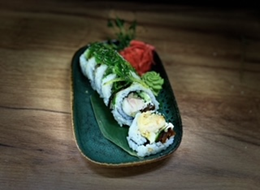 Uramaki:  Karmazyn w tempurze z sałatką wakame