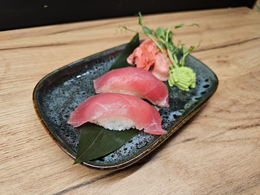 Nigiri: Tuńczyk surowy lub opalany