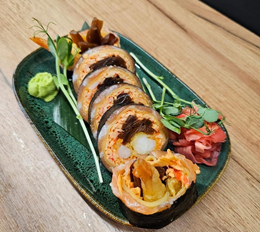 SASHIMI; Krewetka w tempurze owinięta sałatką surimi, łososiem i omletem