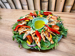 Sałatka z grillowanym kurczakiem i mango