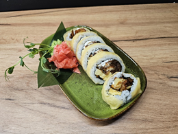 Uramaki:  Węgorz unagi w tempurze owinięty w omlet 